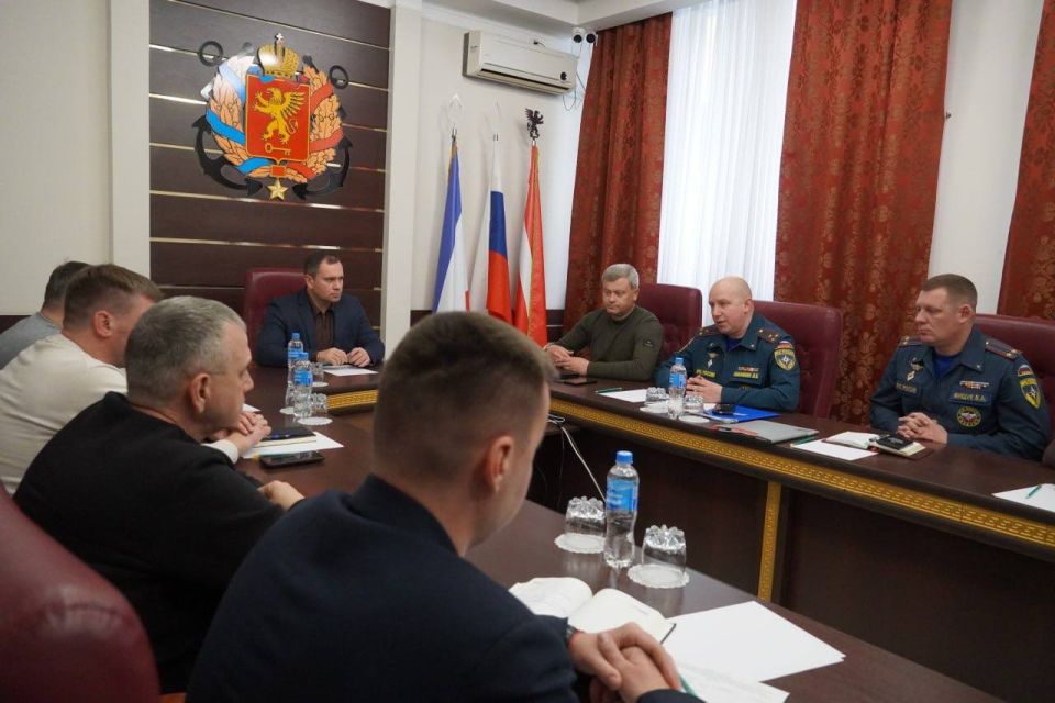 В Керчи начала работу межведомственная комиссия по оценке готовности к пожароопасному и паводкоопасному периодам под руководством заместителя начальника Главного управления МЧС России по Республике Крым Дмитрия Коваленко В Керчи начала работу межведомственная комиссия по оценке готовности к пожароопасному и паводкоопасному периодам под руководством заместителя начальника Главного управления МЧС России по Республике Крым Дмитрия Коваленко