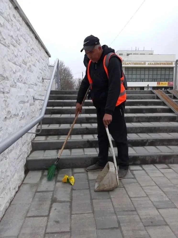 Ежедневно, в будние и выходные дни, сотрудники МБУ «Город» и подрядных организаций обеспечивают чистоту в Симферополе