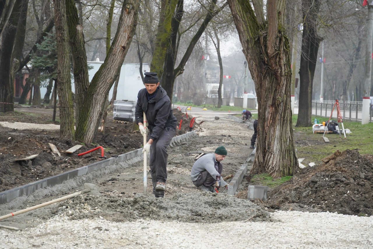 На общественной территории в районе остановки «Фабрика-кухня» продолжаются работы по благоустройству На общественной территории в районе остановки «Фабрика-кухня» продолжаются работы по благоустройству