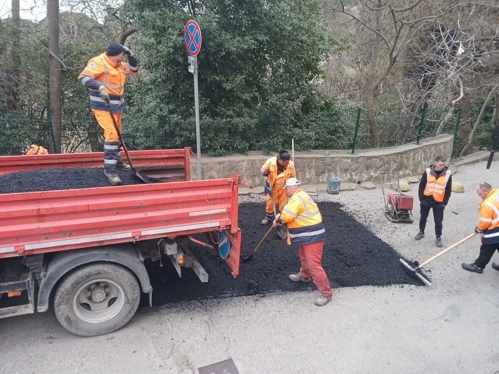 Ямочный ремонт продолжается — работы идут ежедневно и по всему Крыму Ямочный ремонт продолжается — работы идут ежедневно и по всему Крыму