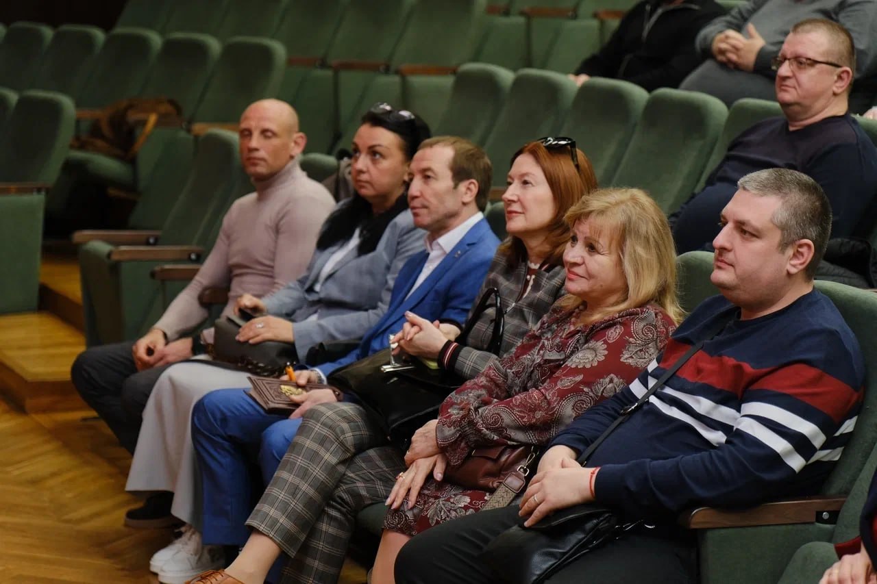 Янина Павленко: Аппаратное совещание. На этот раз провели его без традиционных отчётов, но с упором на задачи, которые накануне были поставлены главам администраций крымских городов и районов руководством Республики Янина Павленко: Аппаратное совещание. На этот раз провели его без традиционных отчётов, но с упором на задачи, которые накануне были поставлены главам администраций крымских городов и районов руководством Республики