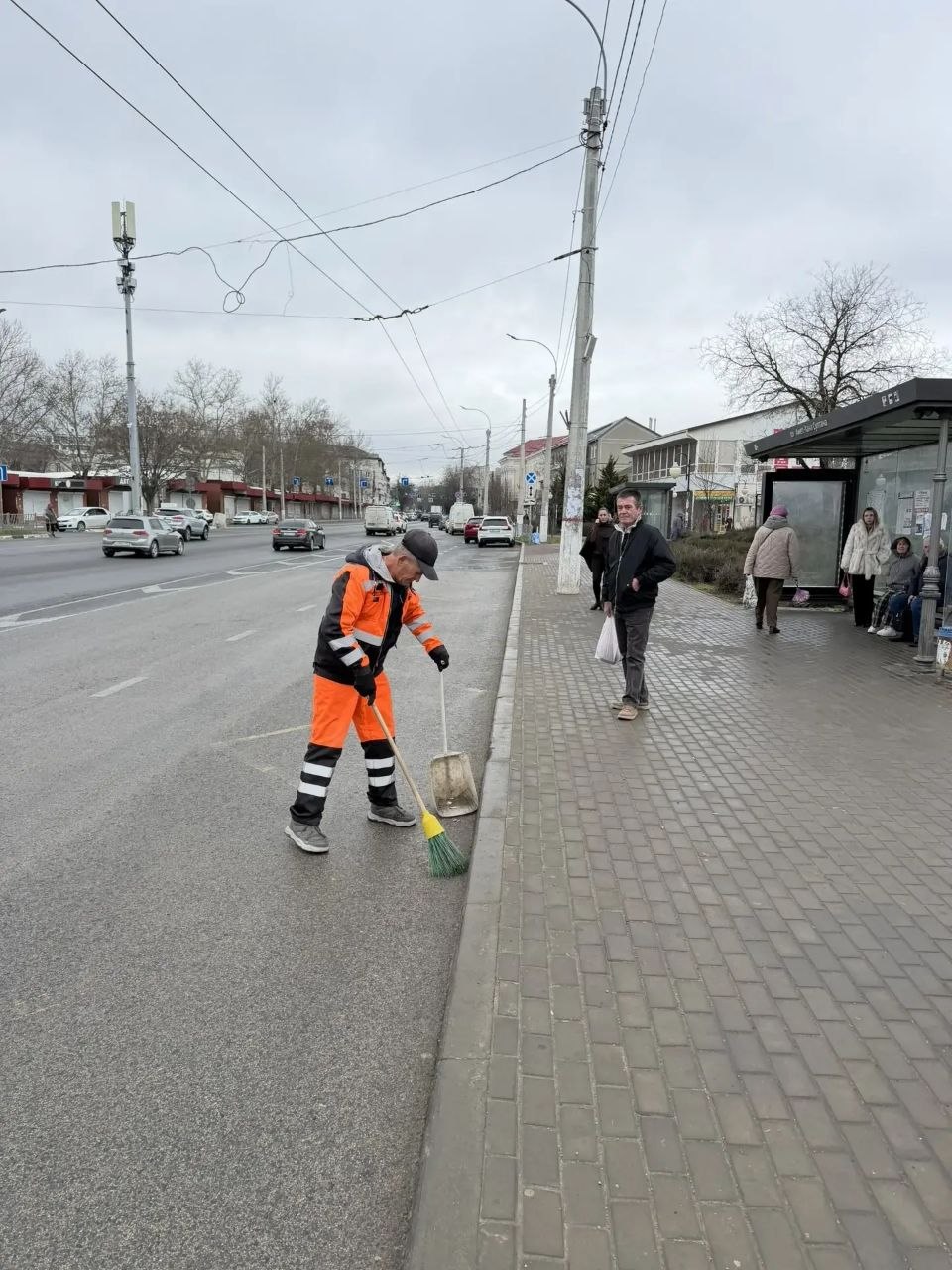 Ежедневно, в будние и выходные дни, сотрудники МБУ «Город» и подрядных организаций обеспечивают чистоту в Симферополе Ежедневно, в будние и выходные дни, сотрудники МБУ «Город» и подрядных организаций обеспечивают чистоту в Симферополе