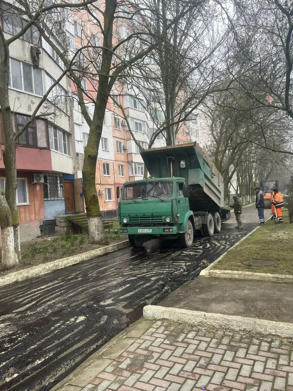 В районе активно ведутся работы по ямочному ремонту, которые реализуются за счёт бюджетных средств, выделенных руководством республики