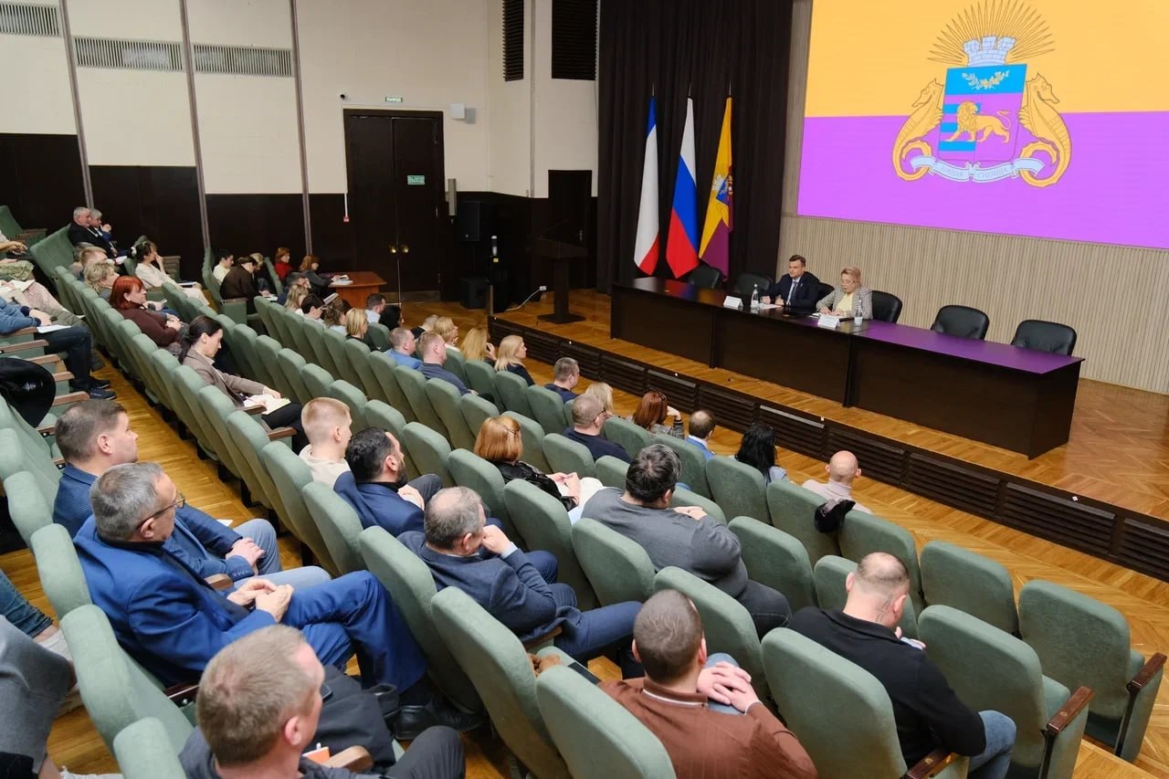 Янина Павленко: Аппаратное совещание. На этот раз провели его без традиционных отчётов, но с упором на задачи, которые накануне были поставлены главам администраций крымских городов и районов руководством Республики Янина Павленко: Аппаратное совещание. На этот раз провели его без традиционных отчётов, но с упором на задачи, которые накануне были поставлены главам администраций крымских городов и районов руководством Республики