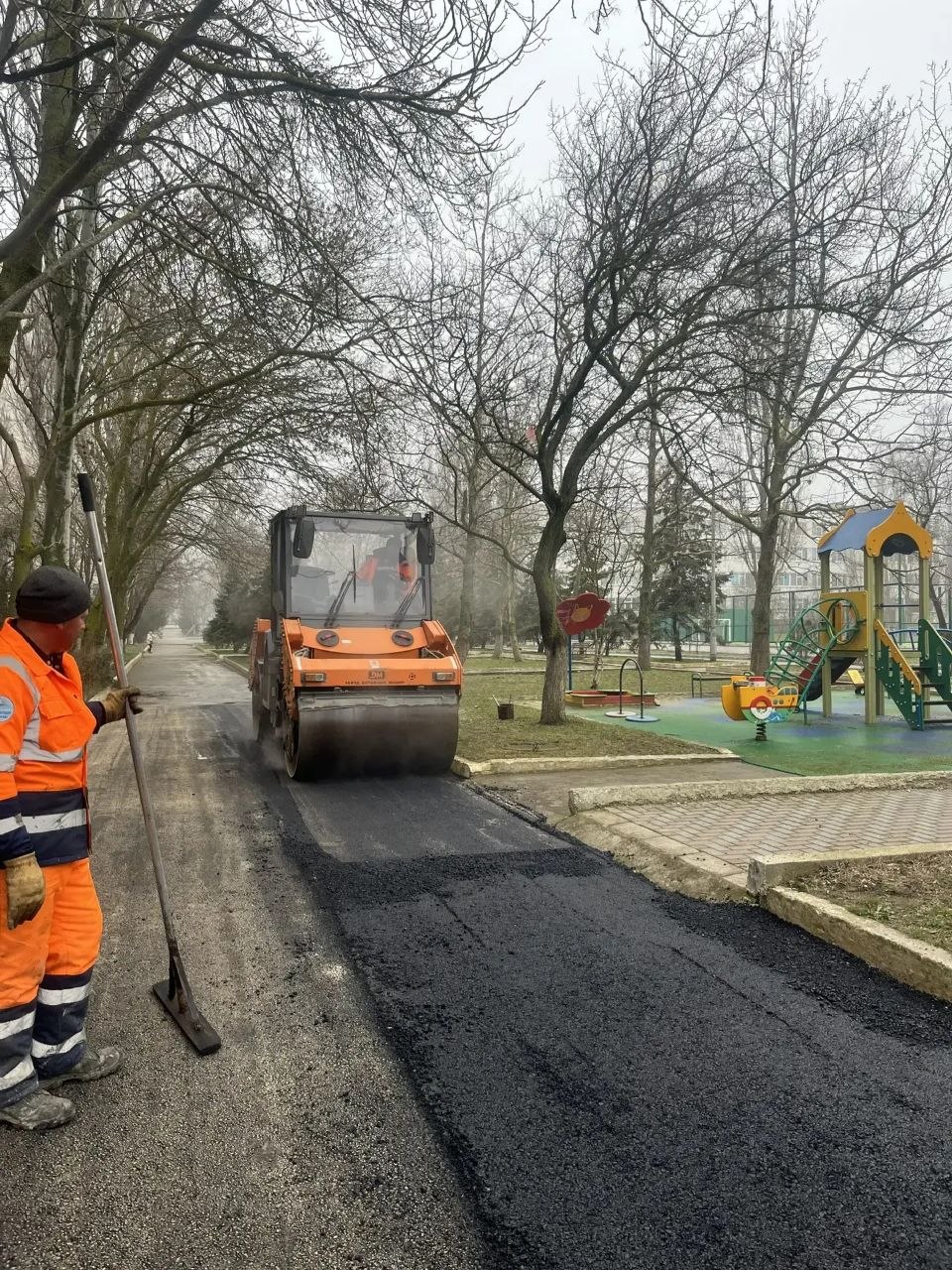 В районе активно ведутся работы по ямочному ремонту, которые реализуются за счёт бюджетных средств, выделенных руководством республики В районе активно ведутся работы по ямочному ремонту, которые реализуются за счёт бюджетных средств, выделенных руководством республики