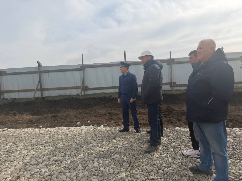 Прокурор Симферопольского района проверил ход строительства социальных объектов