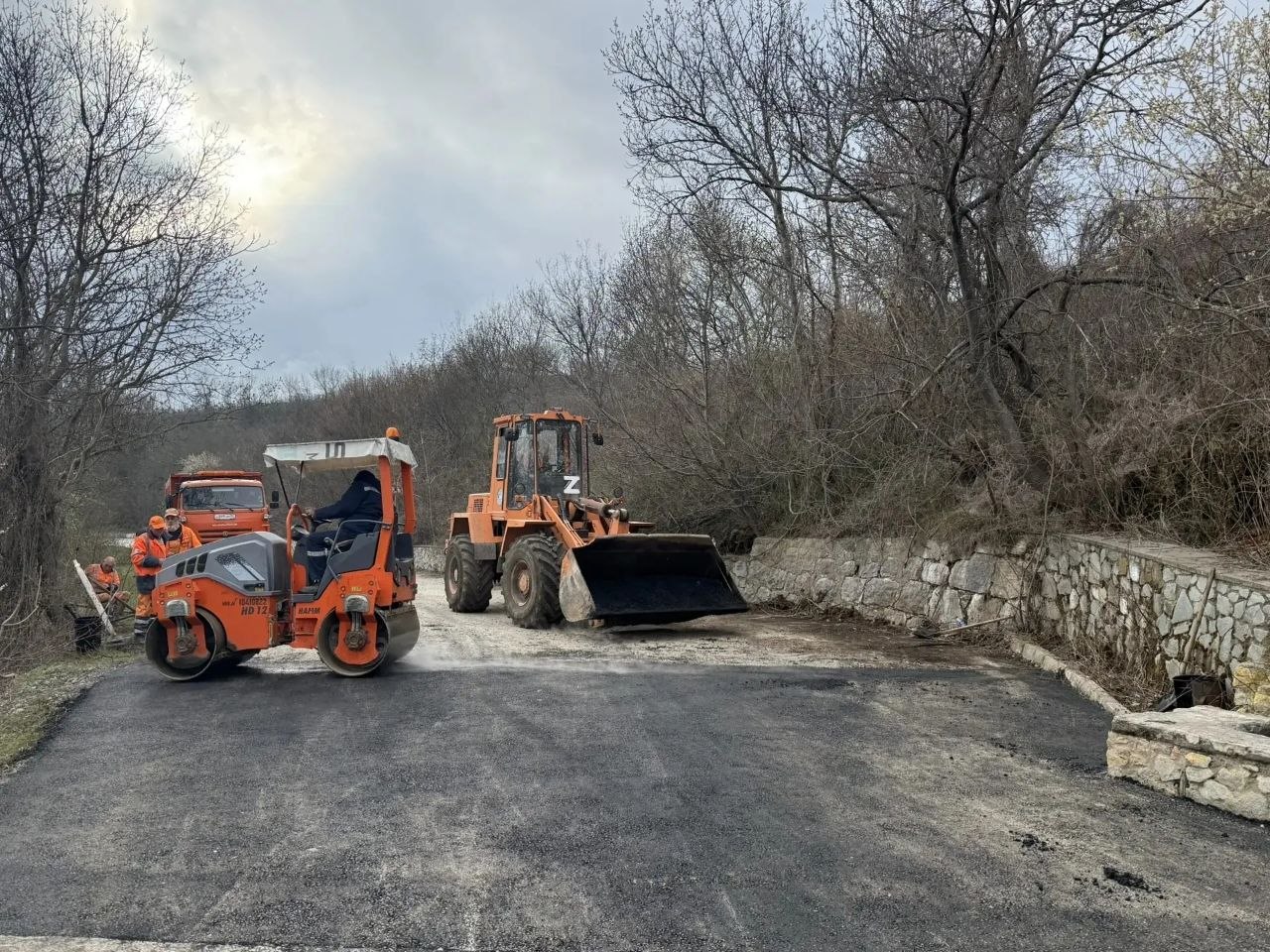 Ямочный ремонт продолжается — работы идут ежедневно и по всему Крыму Ямочный ремонт продолжается — работы идут ежедневно и по всему Крыму