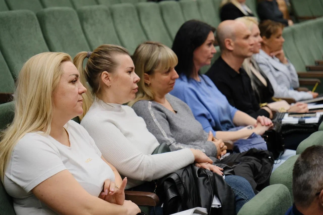 Янина Павленко: Аппаратное совещание. На этот раз провели его без традиционных отчётов, но с упором на задачи, которые накануне были поставлены главам администраций крымских городов и районов руководством Республики Янина Павленко: Аппаратное совещание. На этот раз провели его без традиционных отчётов, но с упором на задачи, которые накануне были поставлены главам администраций крымских городов и районов руководством Республики