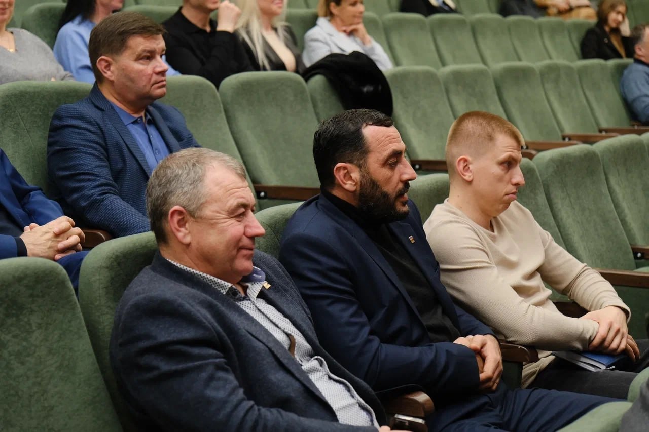 Янина Павленко: Аппаратное совещание. На этот раз провели его без традиционных отчётов, но с упором на задачи, которые накануне были поставлены главам администраций крымских городов и районов руководством Республики Янина Павленко: Аппаратное совещание. На этот раз провели его без традиционных отчётов, но с упором на задачи, которые накануне были поставлены главам администраций крымских городов и районов руководством Республики