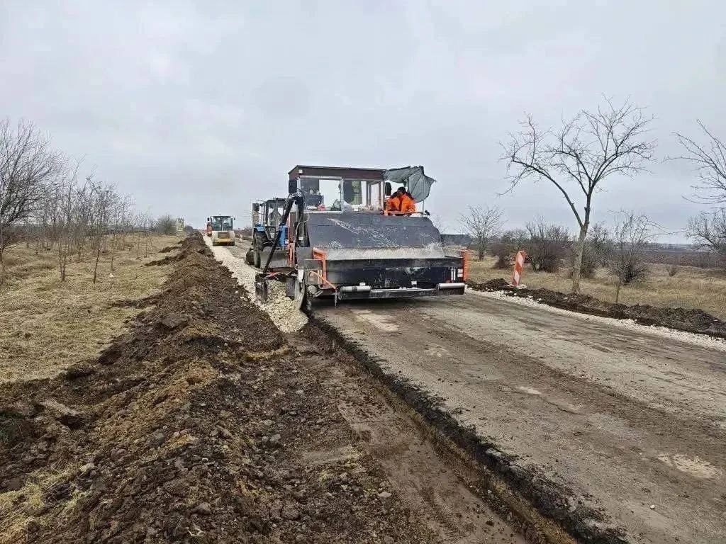 В Джанкойском районе идет ремонт дороги между селами Победное и Славянское В Джанкойском районе идет ремонт дороги между селами Победное и Славянское