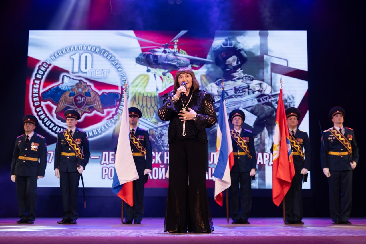 Сергей Аксёнов: Крымчане по праву гордятся теми, кто сегодня стоит на страже безопасности страны, нередко рискуя жизнью и здоровьем, выполняет поставленные задачи на фронте и в тылу Сергей Аксёнов: Крымчане по праву гордятся теми, кто сегодня стоит на страже безопасности страны, нередко рискуя жизнью и здоровьем, выполняет поставленные задачи на фронте и в тылу