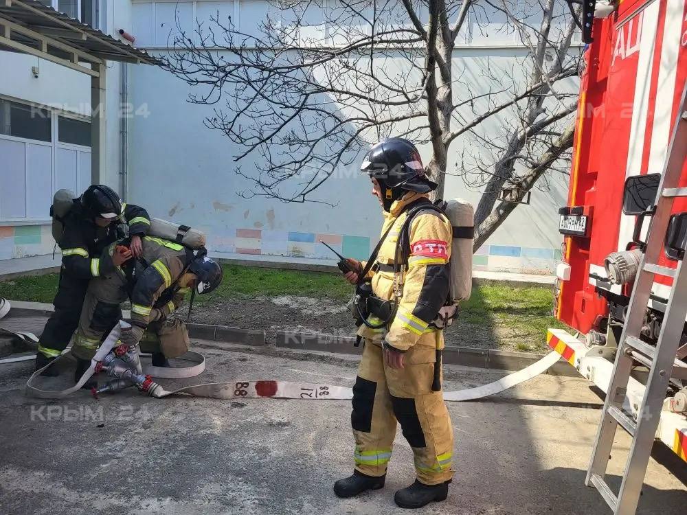 Пожарные провели тренировку в судакской школе Пожарные провели тренировку в судакской школе