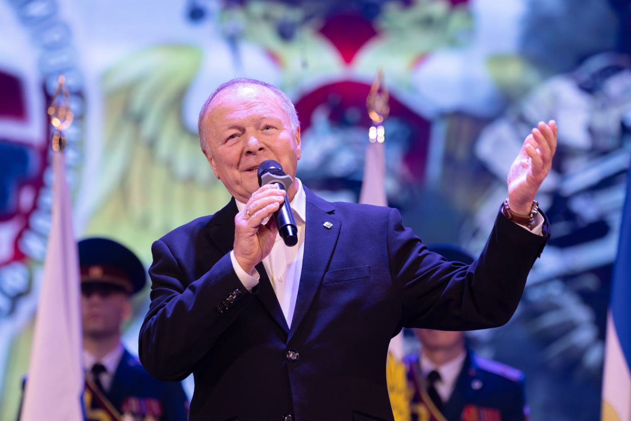 Сергей Аксёнов: Крымчане по праву гордятся теми, кто сегодня стоит на страже безопасности страны, нередко рискуя жизнью и здоровьем, выполняет поставленные задачи на фронте и в тылу Сергей Аксёнов: Крымчане по праву гордятся теми, кто сегодня стоит на страже безопасности страны, нередко рискуя жизнью и здоровьем, выполняет поставленные задачи на фронте и в тылу