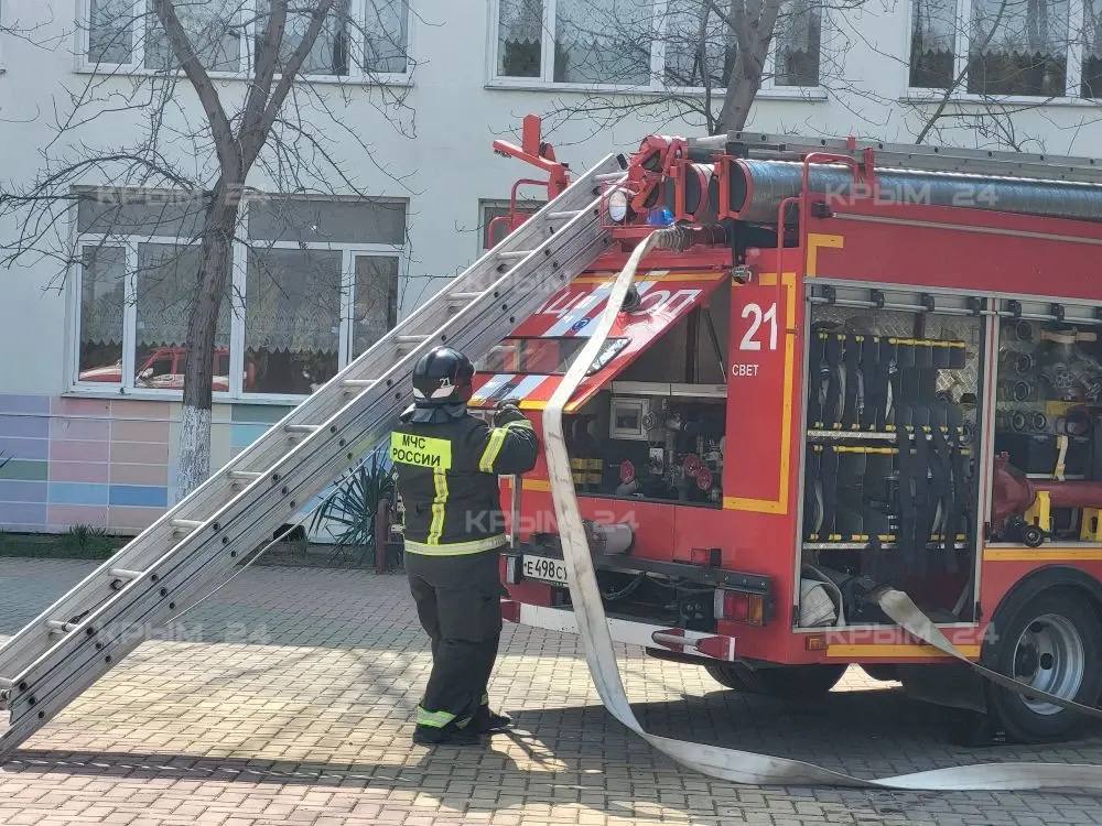 Пожарные провели тренировку в судакской школе Пожарные провели тренировку в судакской школе