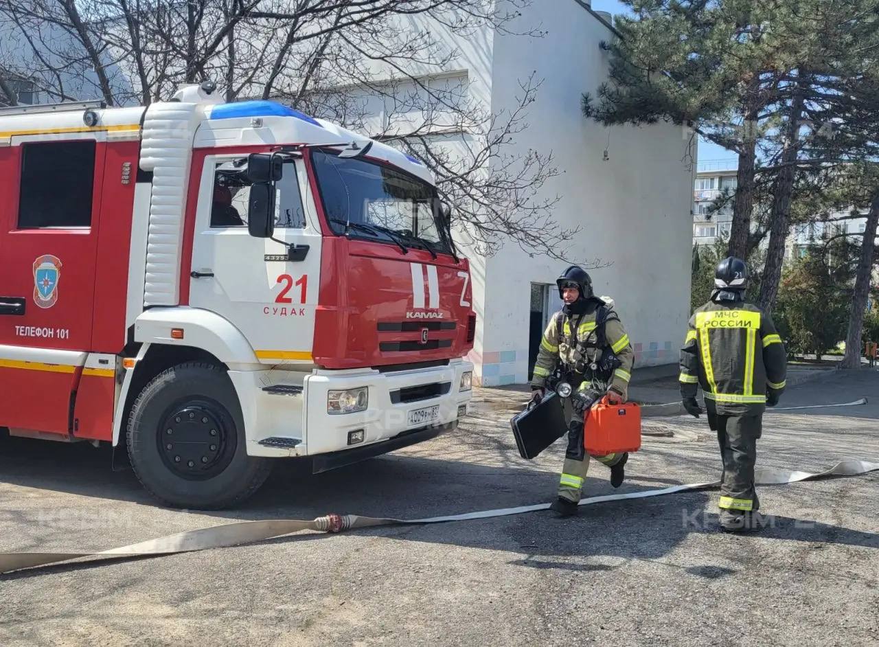 Пожарные провели тренировку в судакской школе Пожарные провели тренировку в судакской школе