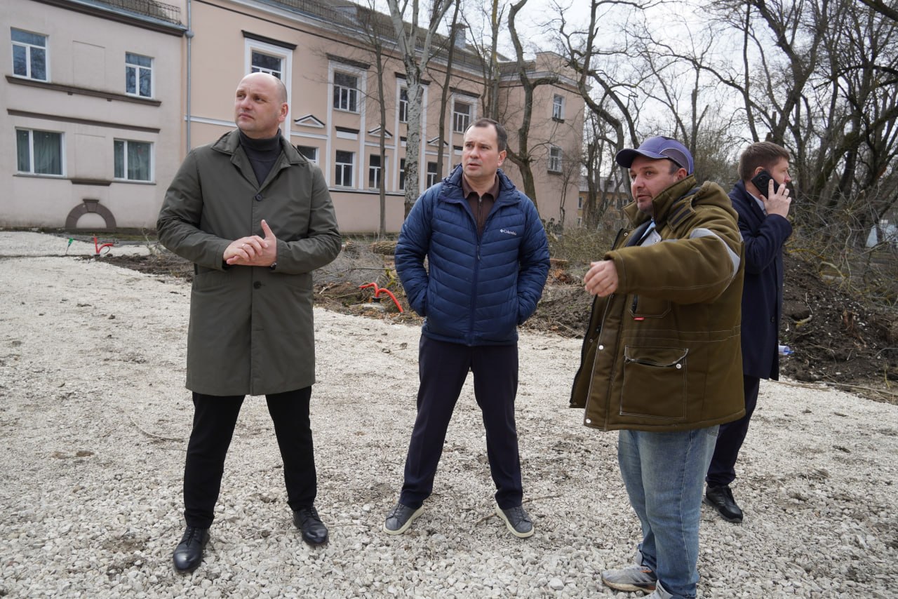 Олег Каторгин: Мониторю ход работ по благоустройству общественной территории в районе остановки «Фабрика-кухня»