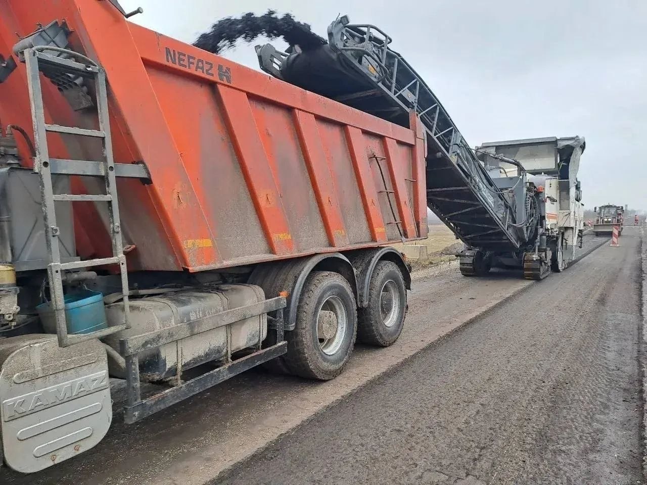 В Джанкойском районе идет ремонт дороги между селами Победное и Славянское В Джанкойском районе идет ремонт дороги между селами Победное и Славянское