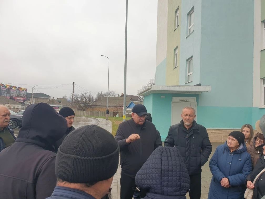 Заместитель председателя Госкомнаца Крыма Рефат Дердаров провел встречу с жителями 72-квартирного жилого дома в г. Джанкое