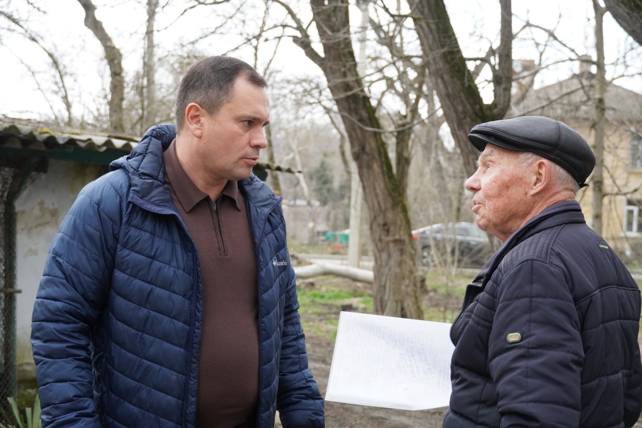 Глава администрации Керчи Олег Каторгин провёл выездную встречу с жителем дома № 20 по улице Войкова