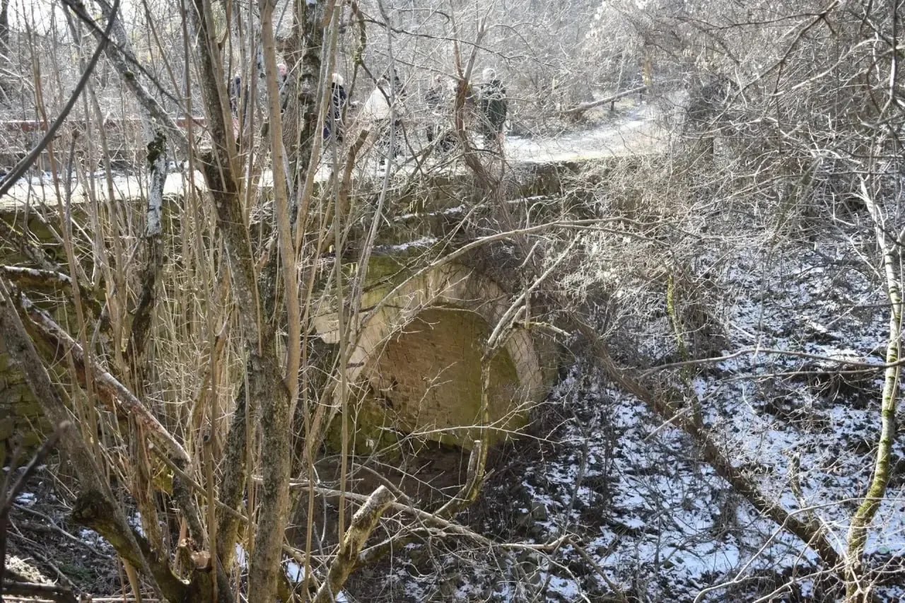 В Алуште прокуратура проверила аварийное состояние арочного моста В Алуште прокуратура проверила аварийное состояние арочного моста