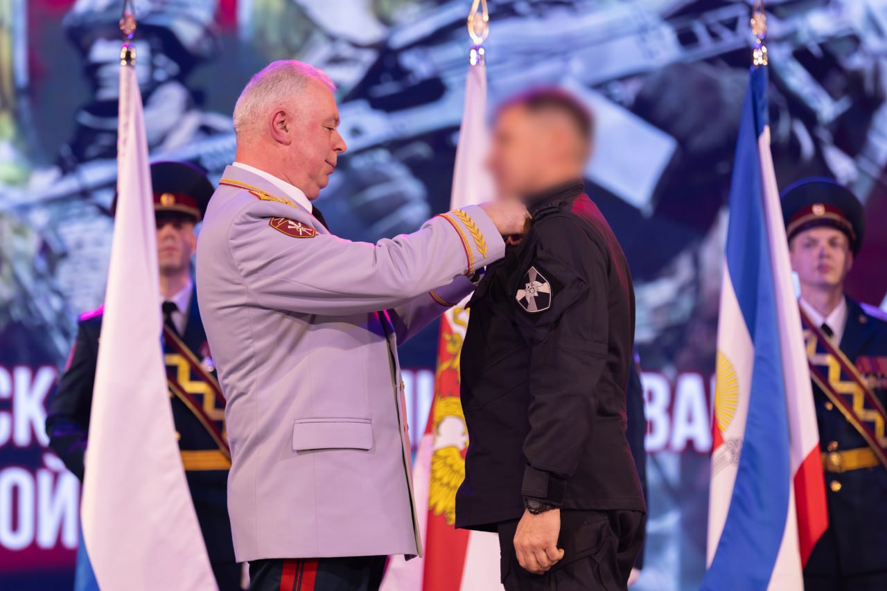 Сергей Аксёнов: Крымчане по праву гордятся теми, кто сегодня стоит на страже безопасности страны, нередко рискуя жизнью и здоровьем, выполняет поставленные задачи на фронте и в тылу Сергей Аксёнов: Крымчане по праву гордятся теми, кто сегодня стоит на страже безопасности страны, нередко рискуя жизнью и здоровьем, выполняет поставленные задачи на фронте и в тылу