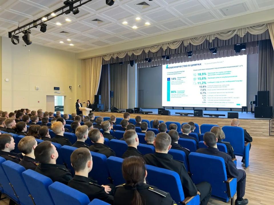 Севастопольские полицейские продолжают проводить профориентационные мероприятия с подростками Севастопольские полицейские продолжают проводить профориентационные мероприятия с подростками