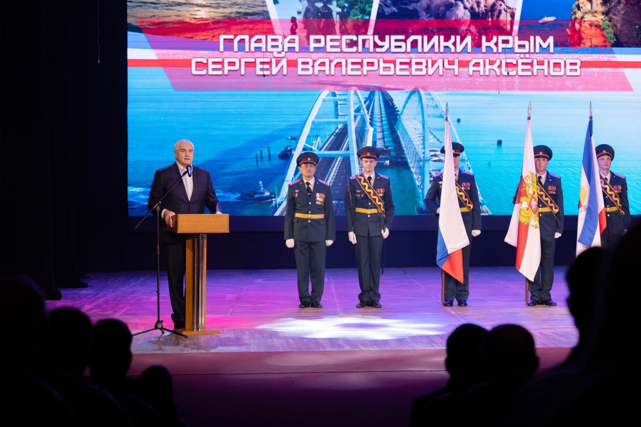 Сергей Аксёнов: Крымчане по праву гордятся теми, кто сегодня стоит на страже безопасности страны, нередко рискуя жизнью и здоровьем, выполняет поставленные задачи на фронте и в тылу