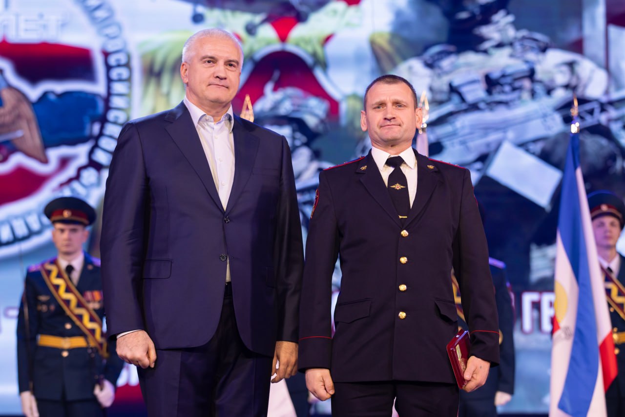 Сергей Аксёнов: Крымчане по праву гордятся теми, кто сегодня стоит на страже безопасности страны, нередко рискуя жизнью и здоровьем, выполняет поставленные задачи на фронте и в тылу Сергей Аксёнов: Крымчане по праву гордятся теми, кто сегодня стоит на страже безопасности страны, нередко рискуя жизнью и здоровьем, выполняет поставленные задачи на фронте и в тылу