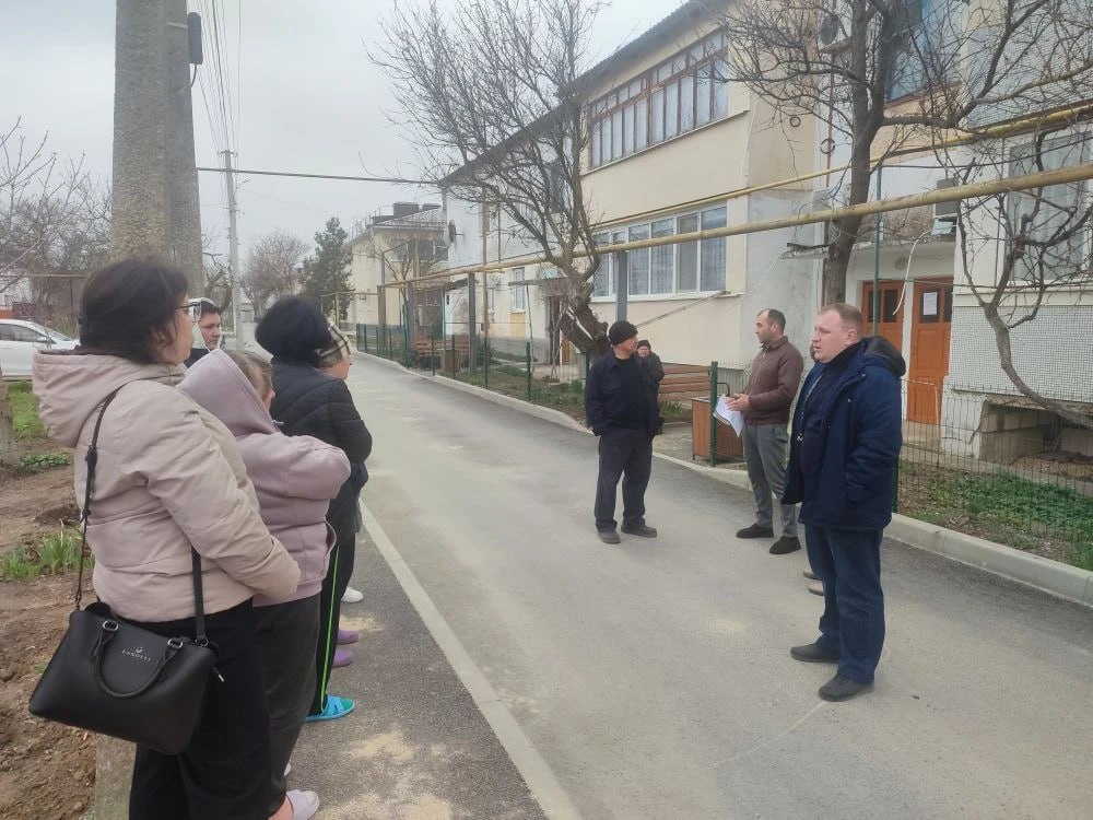 Вчера глава Администрации Раздольненского района Денис Олейник совместно с главой Раздольненского сельского поселения Артуром Азарянцем и представителями управляющей компании ООО «ЖКХ Раздольненское» встретился с жителями... Вчера глава Администрации Раздольненского района Денис Олейник совместно с главой Раздольненского сельского поселения Артуром Азарянцем и представителями управляющей компании ООО «ЖКХ Раздольненское» встретился с жителями...