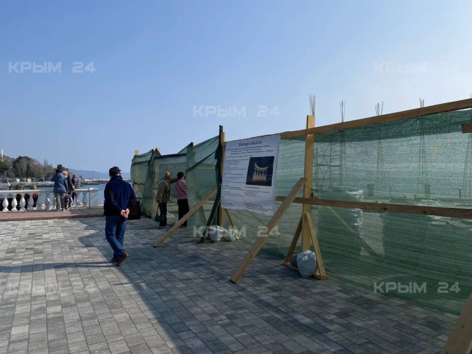 Знаменитую алуштинскую полуротонду начали восстанавливать Знаменитую алуштинскую полуротонду начали восстанавливать