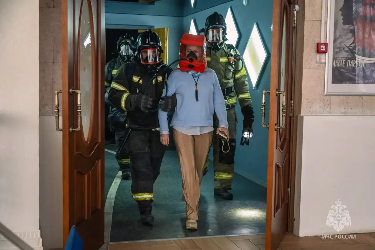 Учения: специалисты МЧС «потушили пожар» в кинотеатре «Москва» Учения: специалисты МЧС «потушили пожар» в кинотеатре «Москва»