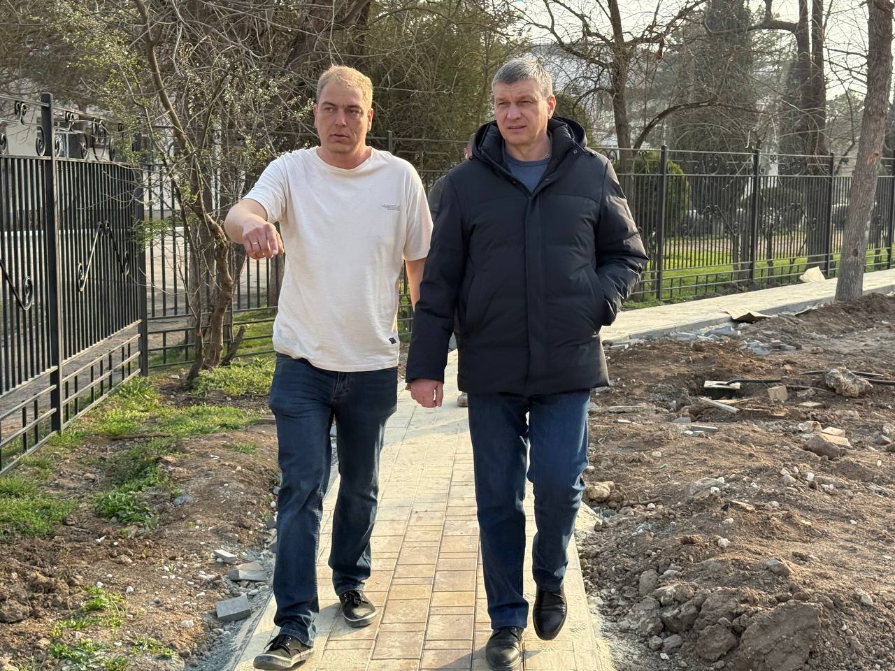 Александр Юрьев: Во время обхода города проверил качество грейдирования улиц и благоустройства дворов Александр Юрьев: Во время обхода города проверил качество грейдирования улиц и благоустройства дворов