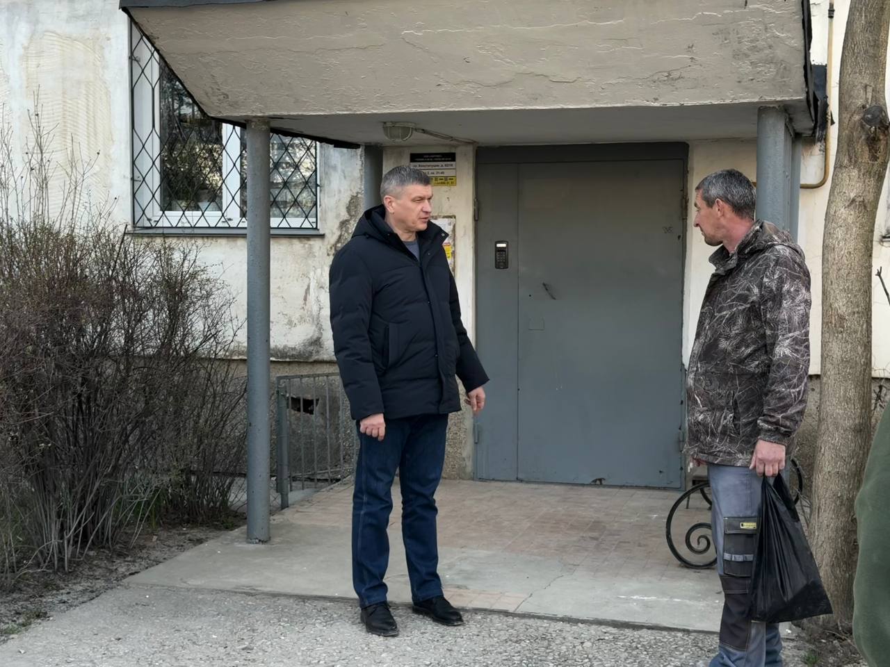 Александр Юрьев: Во время обхода города проверил качество грейдирования улиц и благоустройства дворов Александр Юрьев: Во время обхода города проверил качество грейдирования улиц и благоустройства дворов