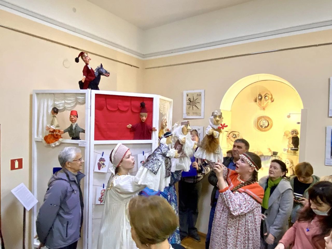 Открытие выставки. Крымского академического театра кукол им. Б.И. Азарова Открытие выставки. Крымского академического театра кукол им. Б.И. Азарова