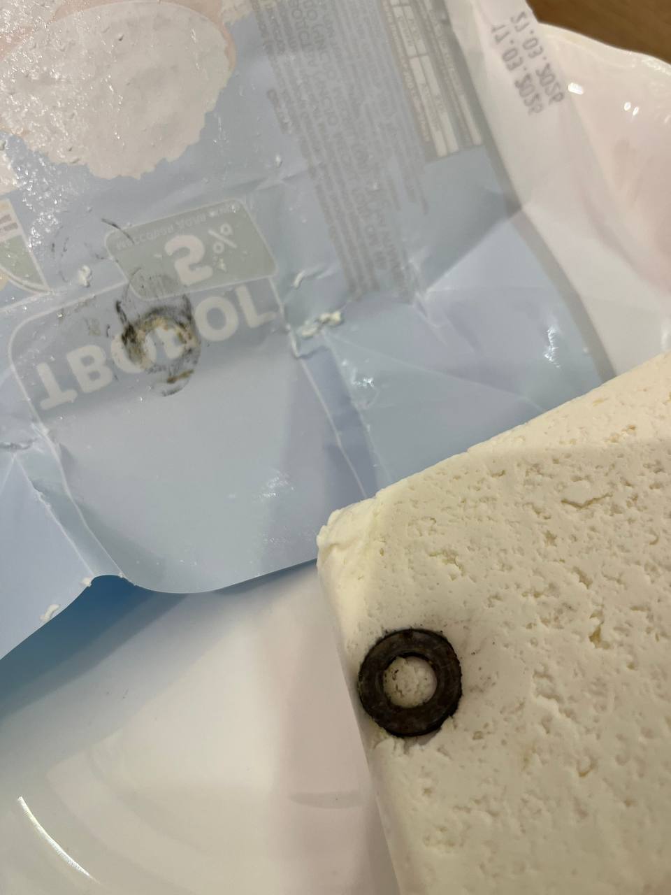 В упаковке творога одного из крымских производителей нашли… резиновую прокладку, которая в обычных условиях используется для предотвращения протечек воды из крана