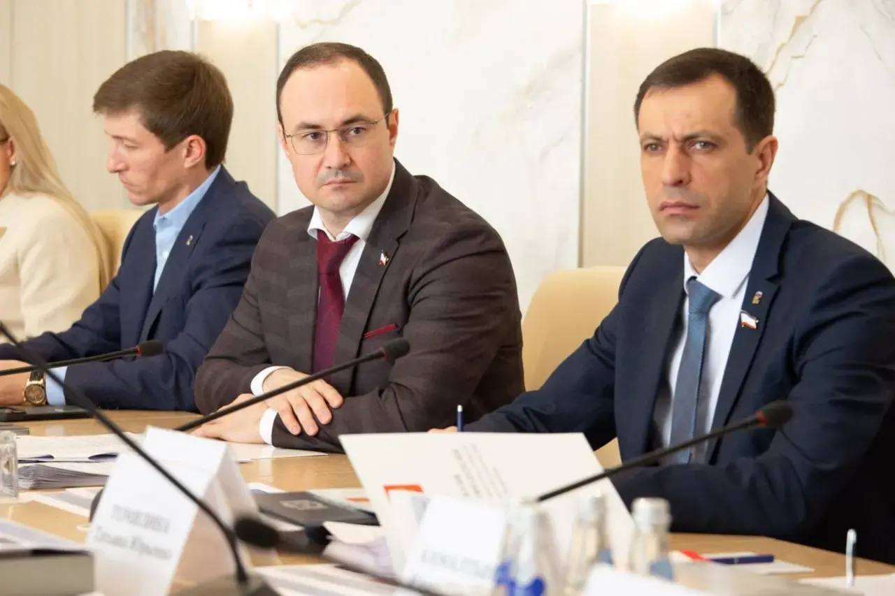 В крымском парламенте состоялось заседание Комиссии Совета законодателей по вопросам интеграции новых субъектов РФ вправовую систему Российской Федерации В крымском парламенте состоялось заседание Комиссии Совета законодателей по вопросам интеграции новых субъектов РФ вправовую систему Российской Федерации