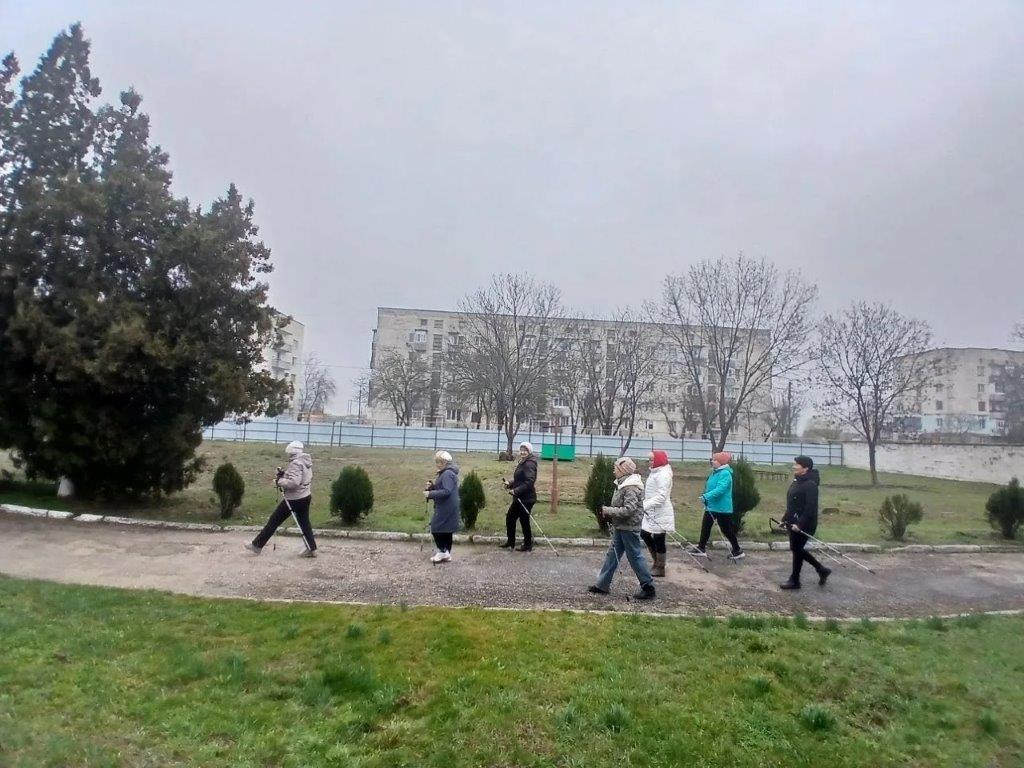 Йога и скандинавская ходьба: два пути к активному долголетию