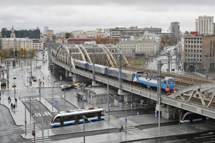 Где ночуют машинисты? Возвращаются ли они домой в тот же день? Есть ли в локомотиве автопилот?