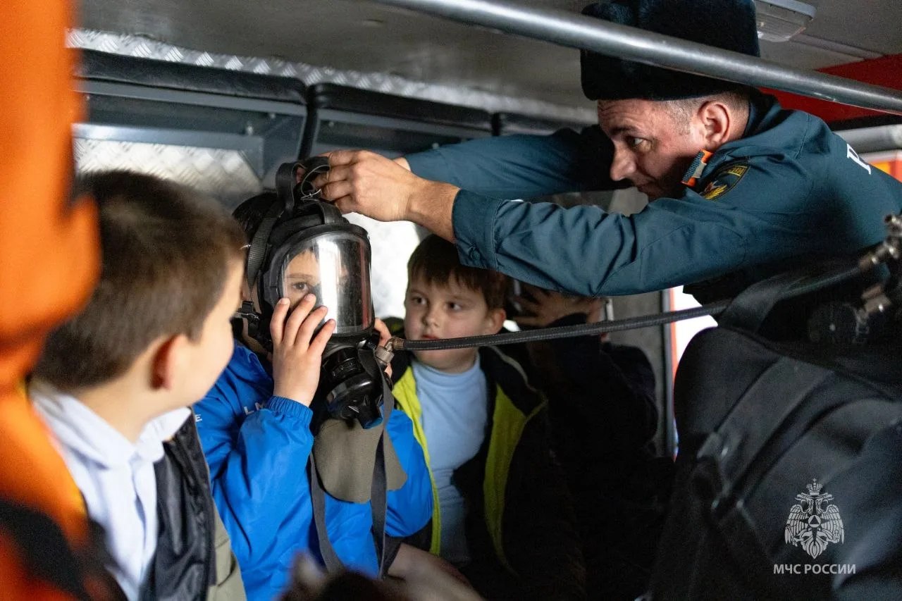 Ученики гимназии №7 побывали в гостях у севастопольских спасателей Ученики гимназии №7 побывали в гостях у севастопольских спасателей