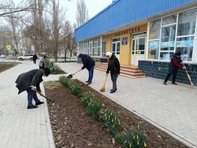Совместный труд: в Джанкое продолжаются весенние субботники