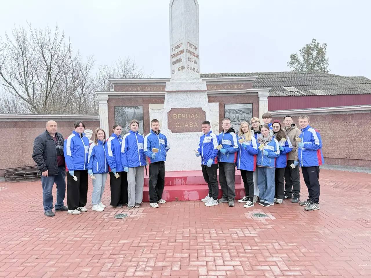 Антон Кравец: Делаем наш район чище!. В рамках патриотической акции «Десант Победы» в Садовском сельском поселении добровольцы-волонтёры совместно с обучающимися местной школы провели субботник у мемориала и в парковой зоной...