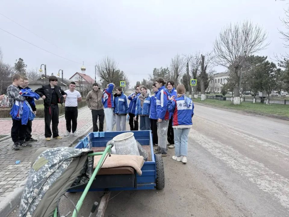 Антон Кравец: Делаем наш район чище!. В рамках патриотической акции «Десант Победы» в Садовском сельском поселении добровольцы-волонтёры совместно с обучающимися местной школы провели субботник у мемориала и в парковой зоной... Антон Кравец: Делаем наш район чище!. В рамках патриотической акции «Десант Победы» в Садовском сельском поселении добровольцы-волонтёры совместно с обучающимися местной школы провели субботник у мемориала и в парковой зоной...