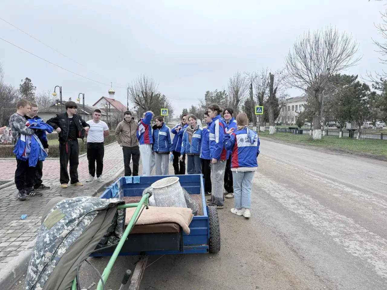 Антон Кравец: Делаем наш район чище!. В рамках патриотической акции «Десант Победы» в Садовском сельском поселении добровольцы-волонтёры совместно с обучающимися местной школы провели субботник у мемориала и в парковой зоной... Антон Кравец: Делаем наш район чище!. В рамках патриотической акции «Десант Победы» в Садовском сельском поселении добровольцы-волонтёры совместно с обучающимися местной школы провели субботник у мемориала и в парковой зоной...