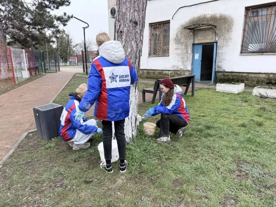 Антон Кравец: Делаем наш район чище!. В рамках патриотической акции «Десант Победы» в Садовском сельском поселении добровольцы-волонтёры совместно с обучающимися местной школы провели субботник у мемориала и в парковой зоной... Антон Кравец: Делаем наш район чище!. В рамках патриотической акции «Десант Победы» в Садовском сельском поселении добровольцы-волонтёры совместно с обучающимися местной школы провели субботник у мемориала и в парковой зоной...