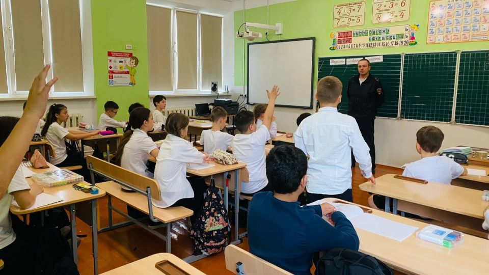 Сотрудники Госавтоинспекции Бахчисарайского района в рамках профилактического мероприятия «Единые уроки безопасности дорожного движения» проводят встречи с учащимися школ