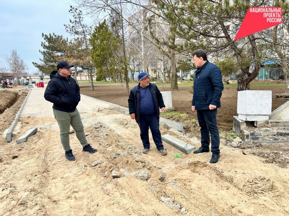 Василий Телиженко: В Армянске продолжаются работы по благоустройству сквера Строителей Василий Телиженко: В Армянске продолжаются работы по благоустройству сквера Строителей