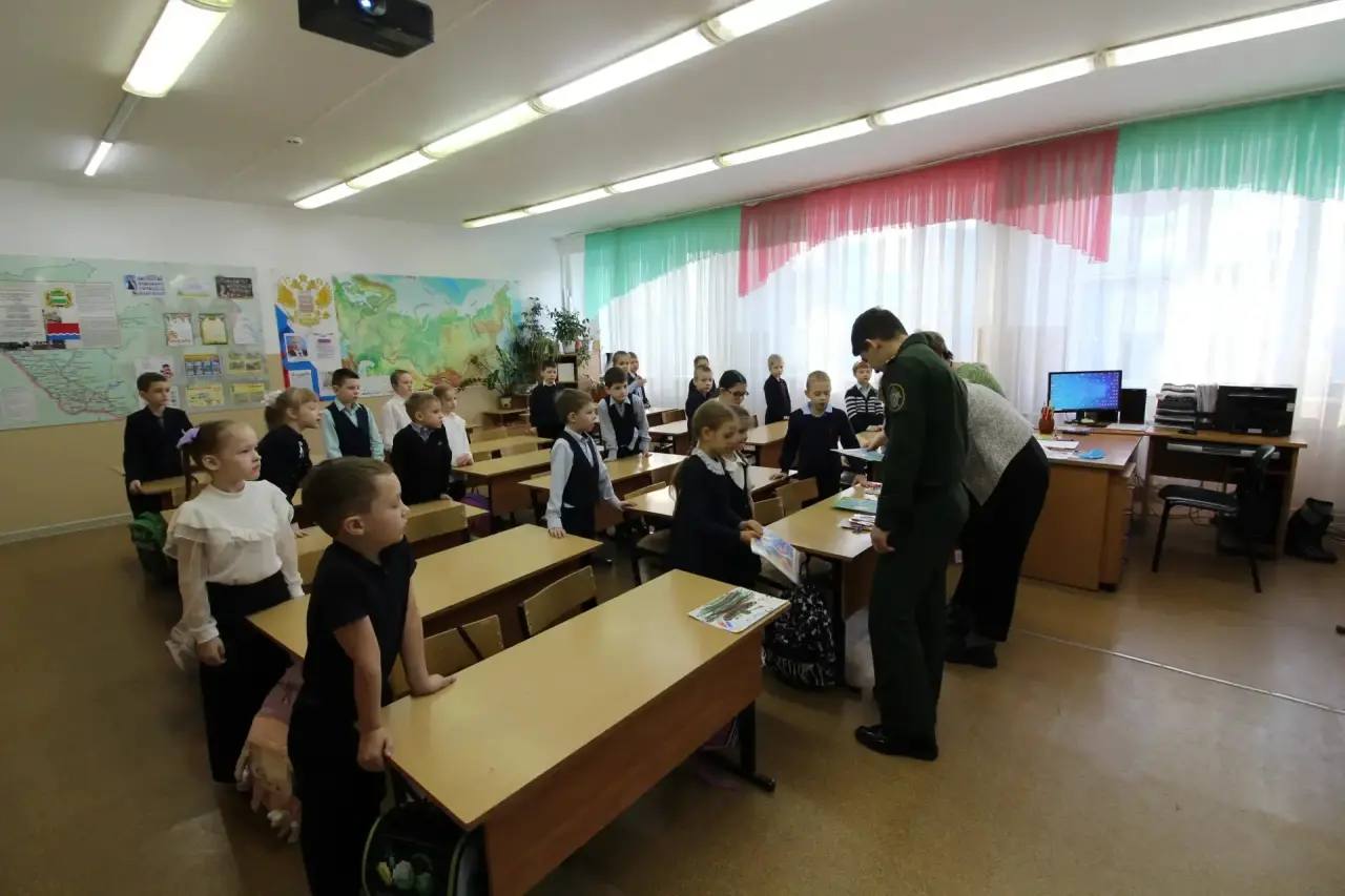 Сотрудники военных следственных органов СК России проводят патриотические мероприятия с кадетами и школьниками Сотрудники военных следственных органов СК России проводят патриотические мероприятия с кадетами и школьниками