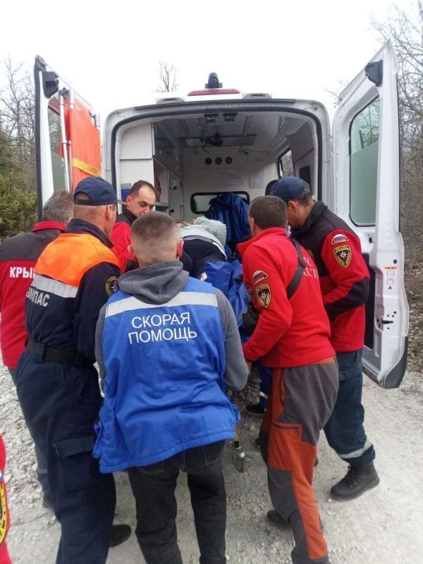 Крымские спасатели оказали помощь туристке, травмировавшей ногу в горах Бахчисарая Крымские спасатели оказали помощь туристке, травмировавшей ногу в горах Бахчисарая