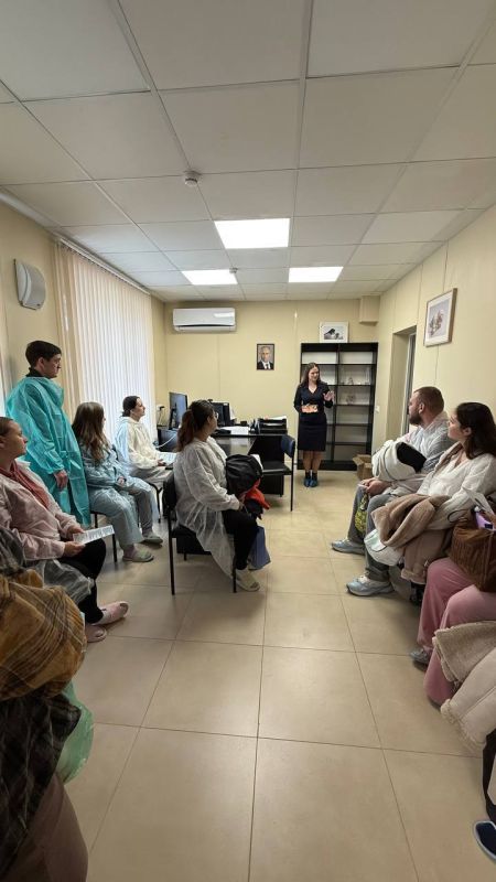 Беседу с будущими родителями по правилам перевозки детей провели сотрудники Госавтоинспекции Керчи