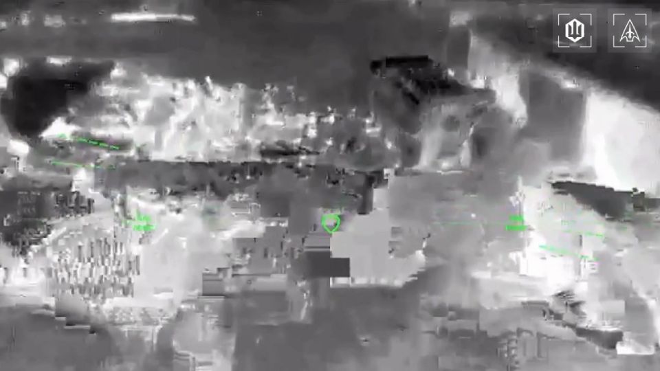 Уничтожение пусковых установок и ТЗМ из состава 300-мм РСЗО "Торнадо-С" ("Смерч") в Крыму украинскими управляемыми дронами-камикадзе Уничтожение пусковых установок и ТЗМ из состава 300-мм РСЗО "Торнадо-С" ("Смерч") в Крыму украинскими управляемыми дронами-камикадзе
